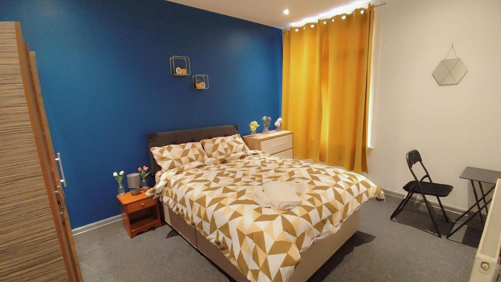 Double-bedroom In The Heart Of Eccles Perfect For Short * Manchester